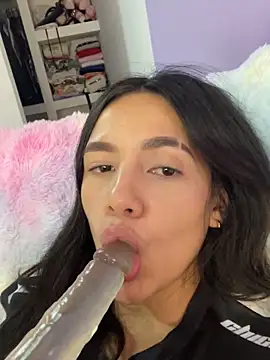 marianahb-e (F young) - Flash pussy