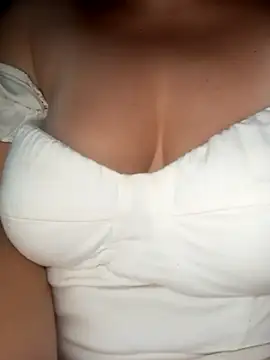 Webcam Model (monafoxx)  is live.Free join now!