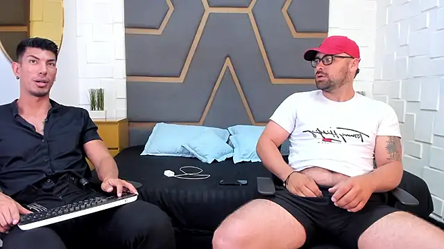 JustinAndTiago25 webcam