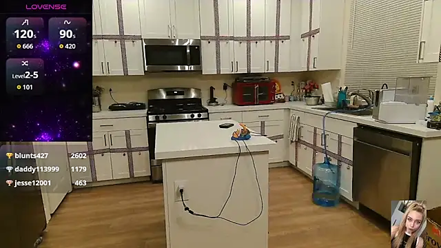 Blondiewithanass webcam