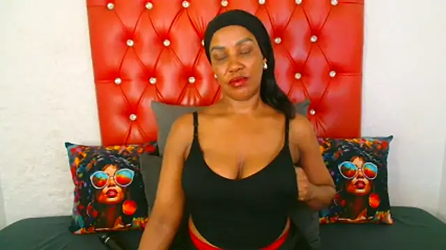 GaggingQueen32 webcam