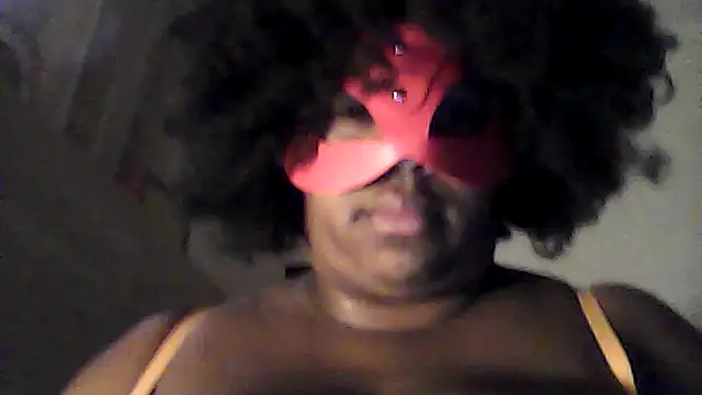 missdlys971 (F milf) - ENVIE DE ME VOIR METTRE UN PLUG DANS MON