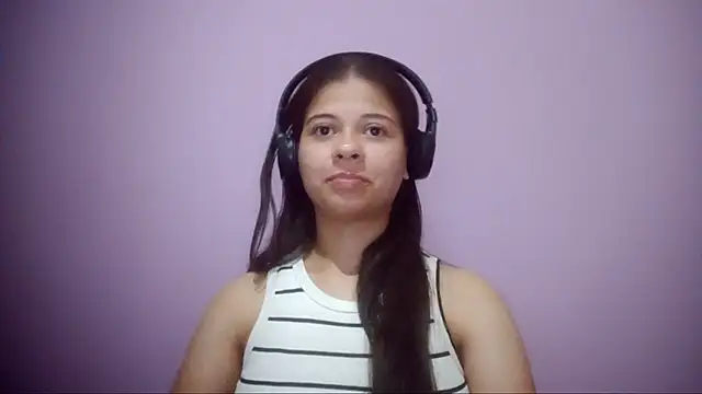 auroramacintosh (F teen) - 💕Slowly eyes towards the camera 💕