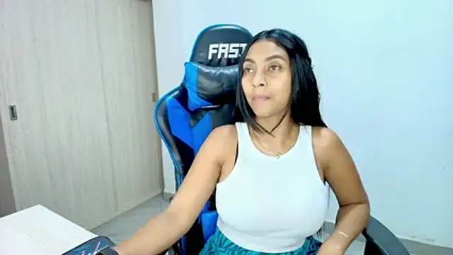 sophiax-x (F young) - nymphomaniac girl plays without limits