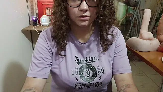 curly_greeneyed webcam