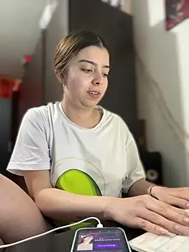 cloew_marz (F young) - Dedos en pussy + show boobs