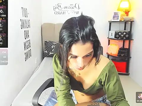 Trixie_Mattel21 webcam