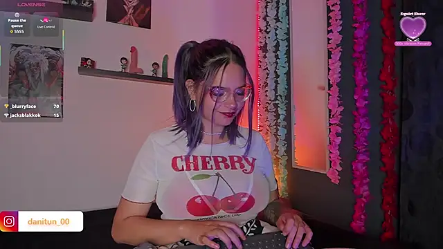 Webcam Model (Destiny__14)  is live.Free join now!