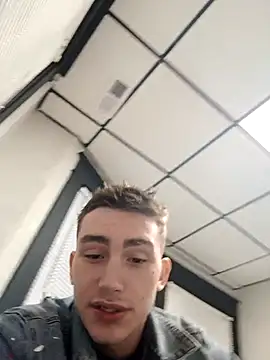 CurvyWeakling webcam