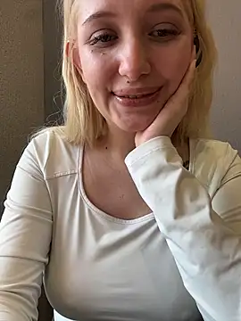 milkyy_wway (F young) - Shake tits raised top+bite lips in 🚌