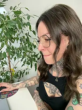 BrownieyQueen webcam