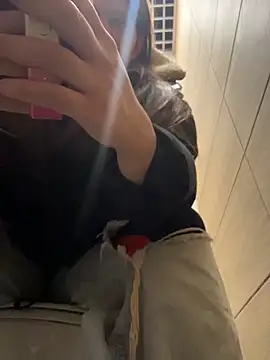 niki_hug (F young) - DILDO IN PUSSY RIGHT NOW +LUSH