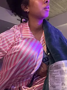 Webcam Model (Your_Paris)  is live.Free join now!