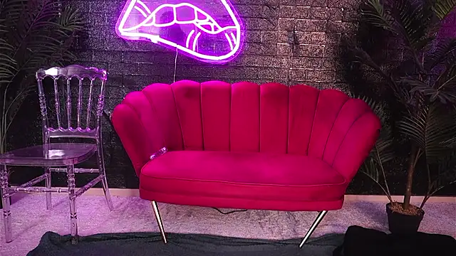 annabellerise (F young) - sensual leg touches close-up camera