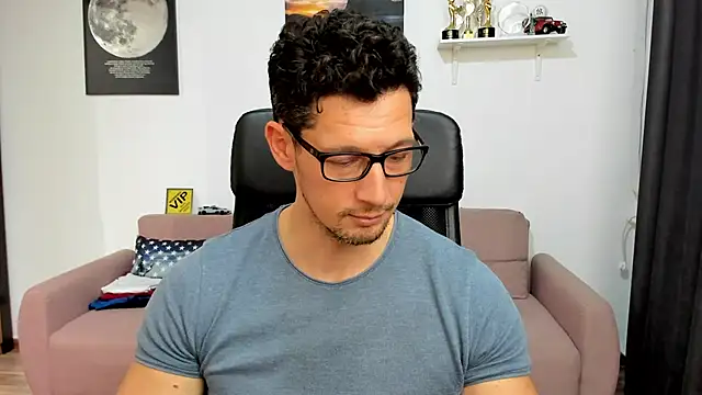 brutusk08 (Ask my age) - Cumshot in freechat !