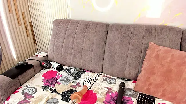 NhoanBrunette webcam