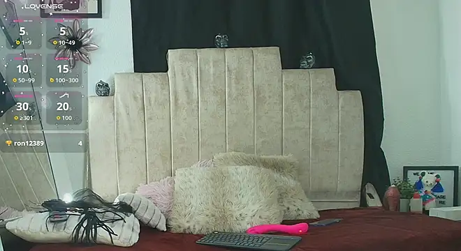 Laura_hotmilf webcam