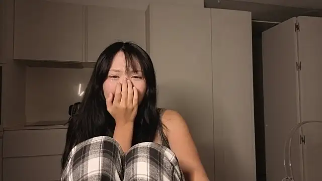 tammilou (F young) - hand in pants