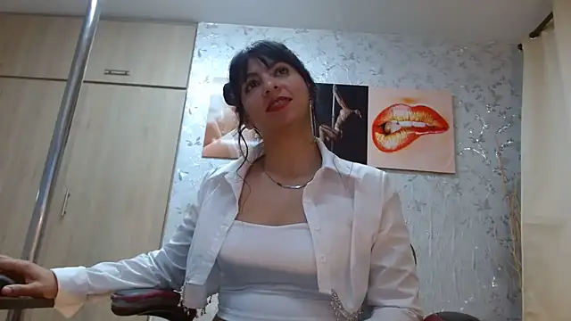 paulinarubio_ (F young) - spank pussy