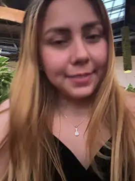 sirel_ (F young) - taking off my panties in the mall😈