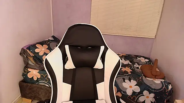 luna_desiree (F milf) - oil on tits