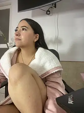 AuroraJohns_Pink webcam