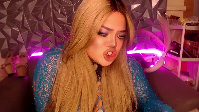 AlwaysHornyMia webcam