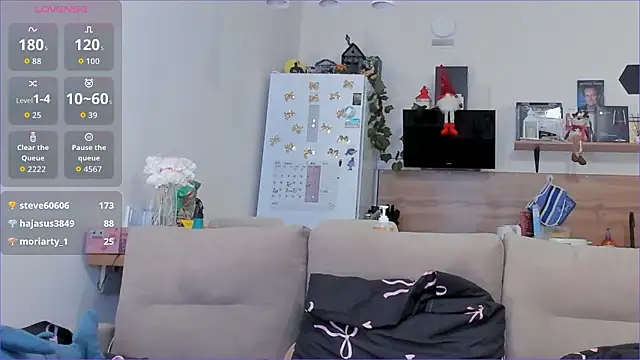 Girl_alone_home webcam