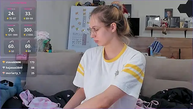 Girl_alone_home webcam