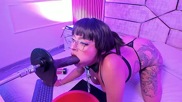 MiiaaMoonroee webcam