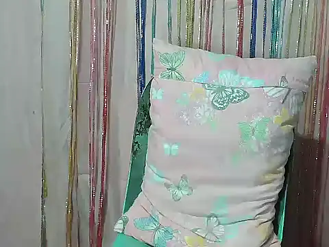 HotCreamyPussy4u webcam