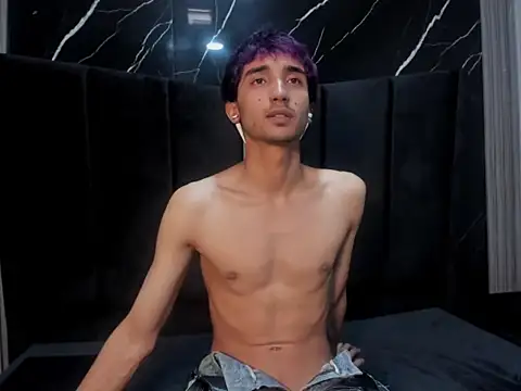 Webcam Model (KrisX_hl) is live