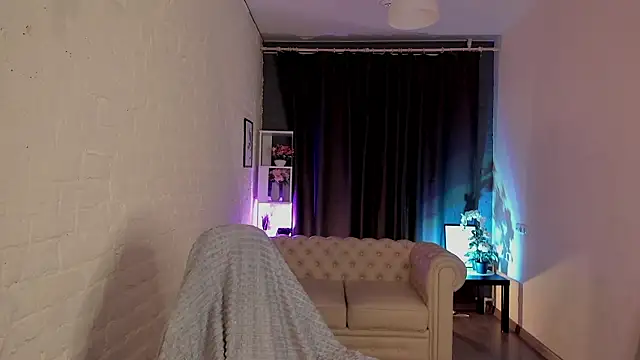 Nailla_Whisper webcam