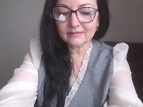 alma44 (F mature) - facesitting with panties