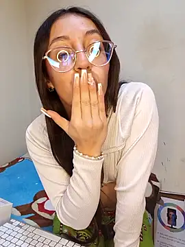 Webcam Model (StefaniaFoxx_)  is live.Free join now!