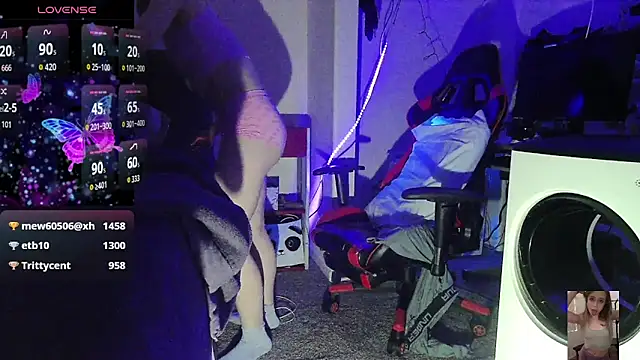 Blondiewithanass webcam