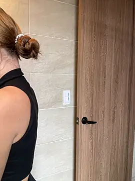 Webcam Model (Nikii__)  is live.Free join now!