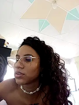 Webcam Model (Karii-R)  is live.Free join now!