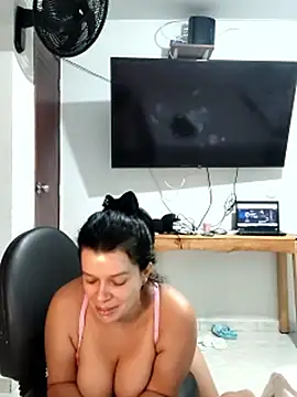 Webcam Model (CurvySara1)  is live.Free join now!