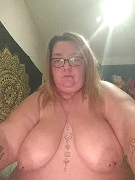 Webcam Model (diosacurvy1984) is live