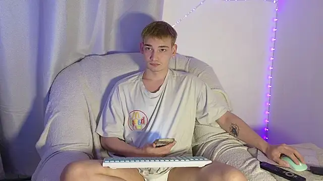 julian_wins (M twink) - Show dick💋