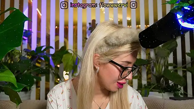 FlowweerGirl webcam