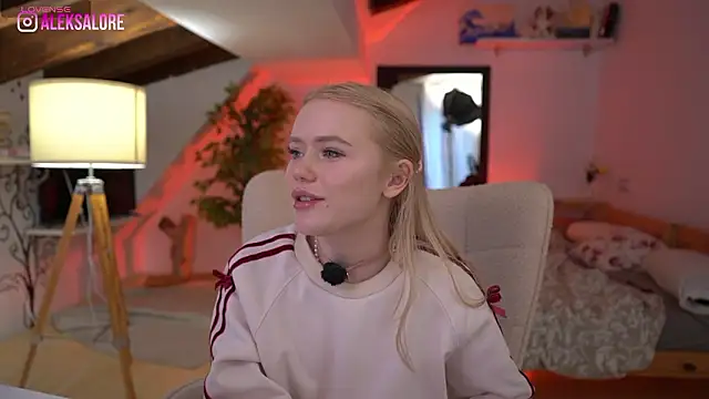 lexieloree - LexieLoree's free webcam - UK Sex Cams