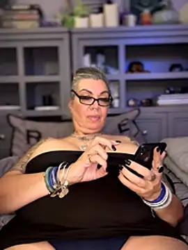 Webcam Model (dieseldame1313) is live