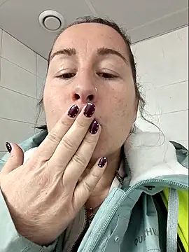 bichota85 (F milf) - Naked toilet job