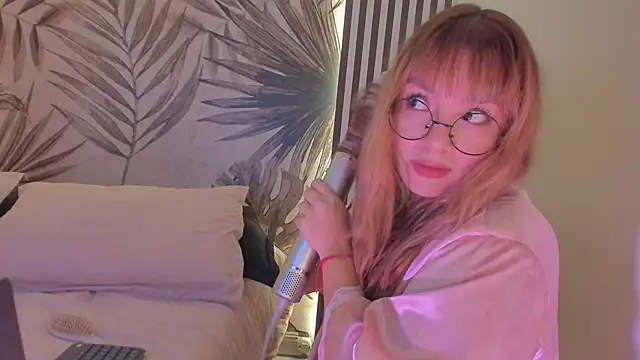 Samaantha-White webcam