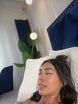 Webcam Model (LuckyGoddessXXX)  is live.Free join now!