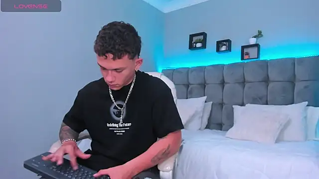 thomas_moon - Thomas_moon's free webcam - UK Sex Cams