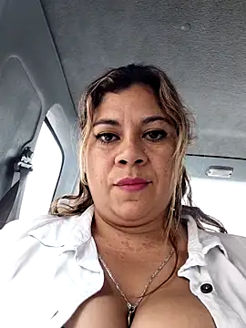 laura-hernandez (F milf) - Shake tits outside the car