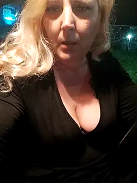 Webcam Model (BecciDeluxe) is live